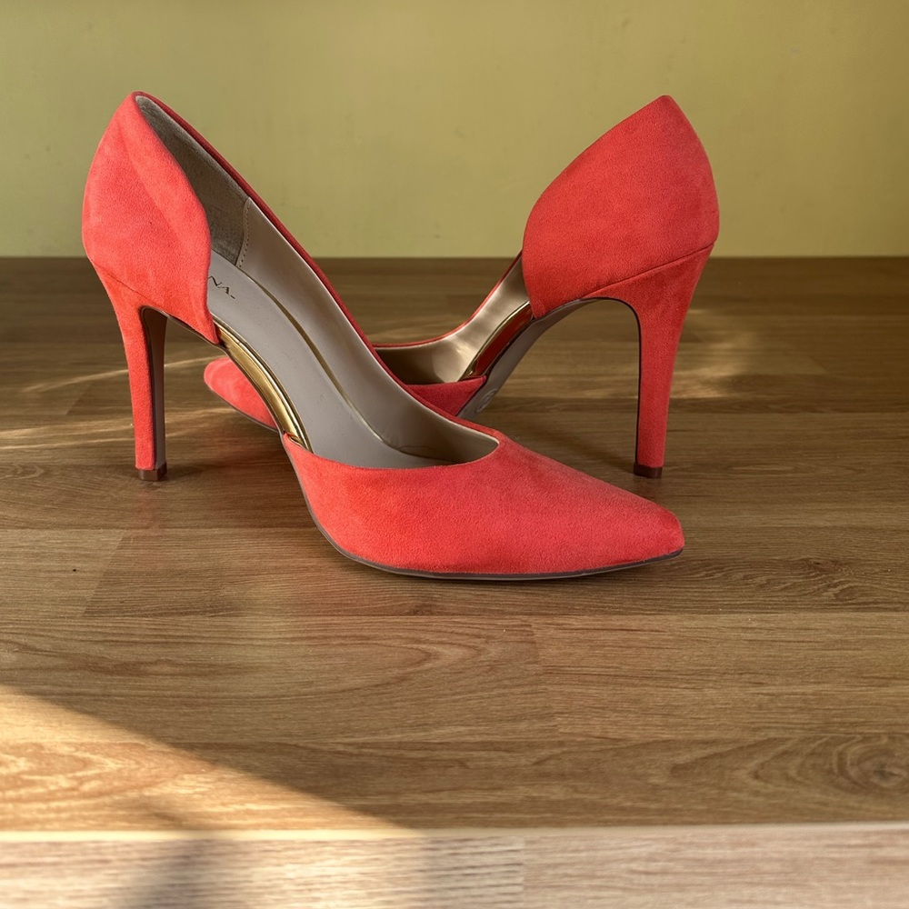 Orange/salmon and gold never worn pumps size 9